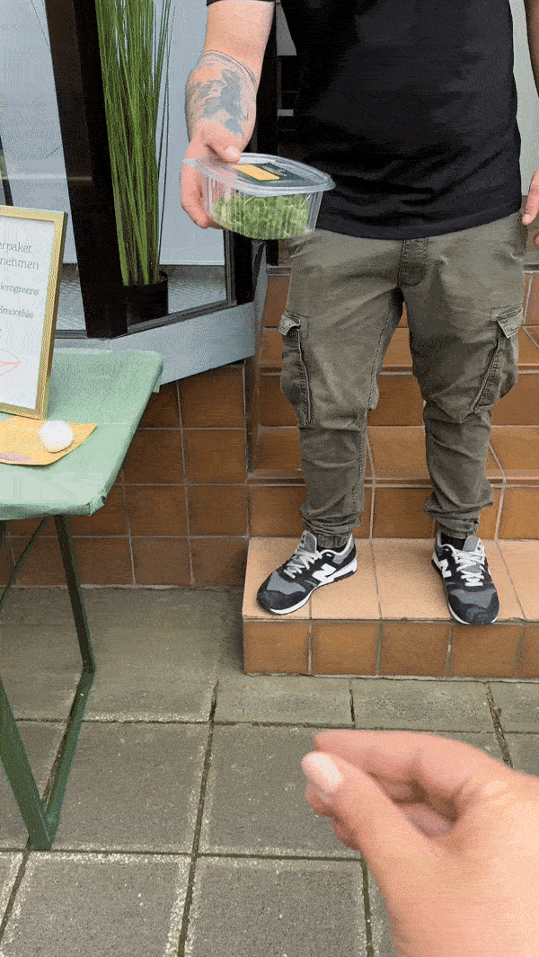 Eine Packung Senf wird in der Farm übergeben